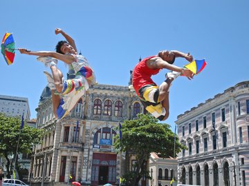 Frevo_Brasilien_c_UNESCO Zwei Tänzer springen beim Frevo in Recife in Brasilien in die Luft
